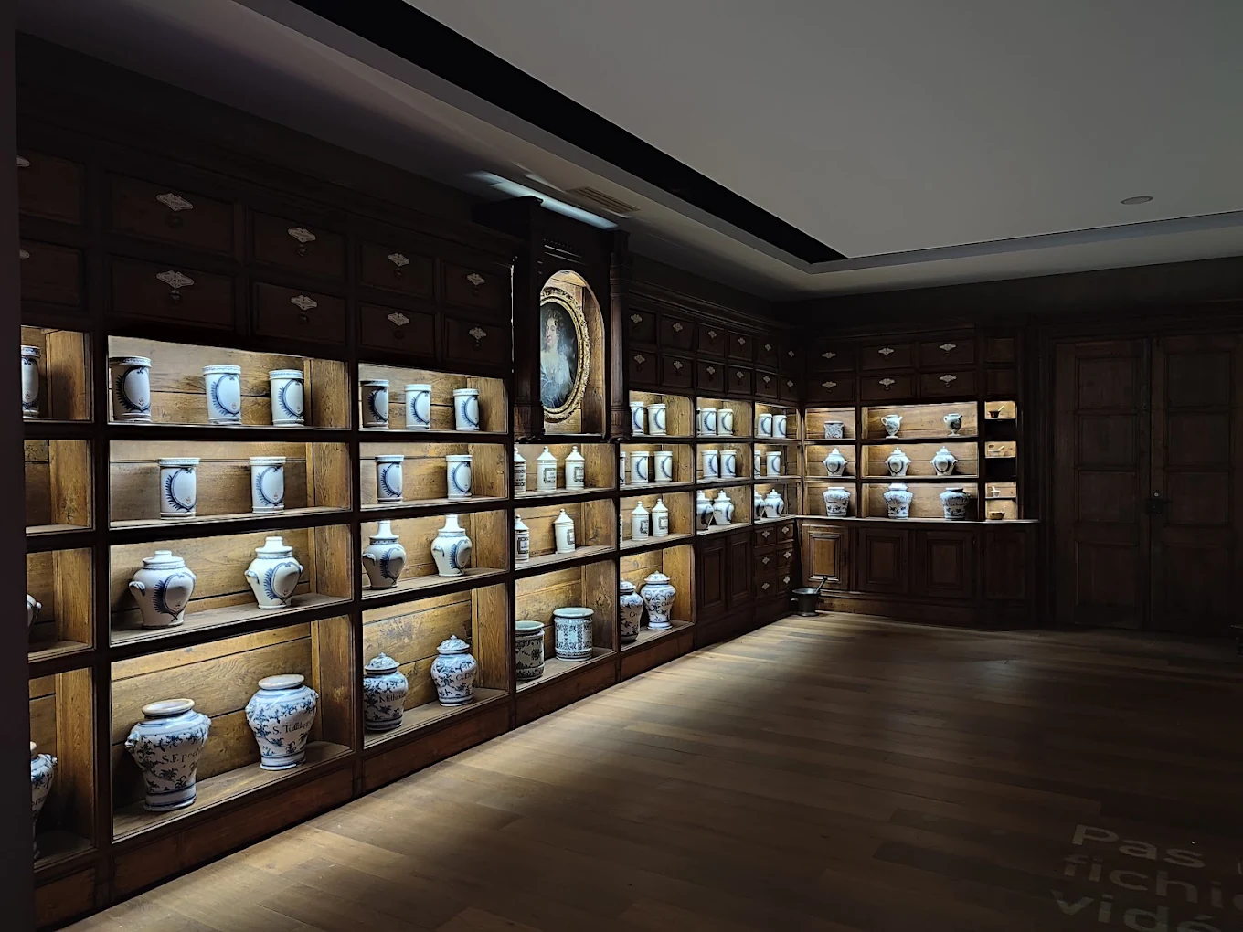 Apothicairerie de Trévoux, salle éclairée présentant la collection de pots en faïence
