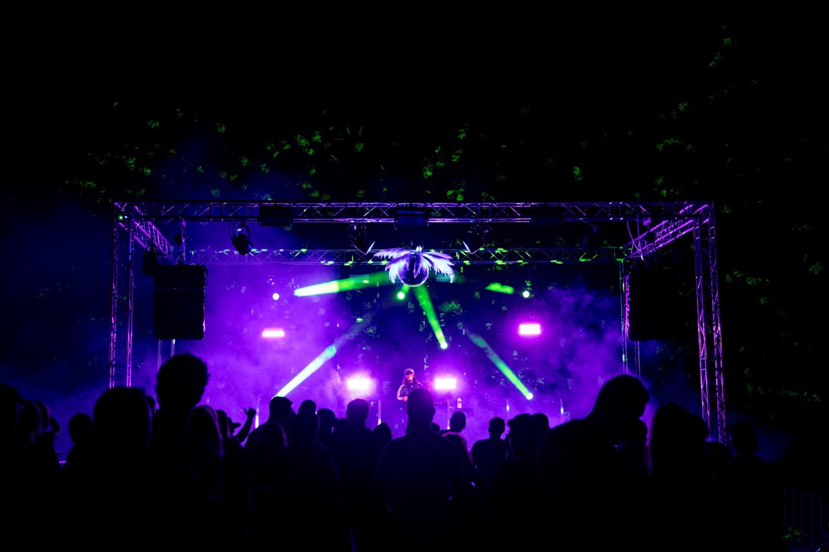 Scène et éclairage déployés pour l'AuraSoane Festival 2025