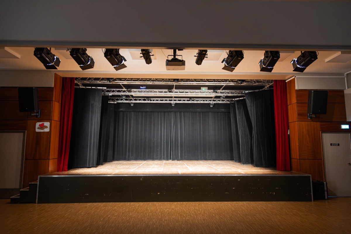 Structure scénique et éclairage installés à la salle des fêtes de Limas